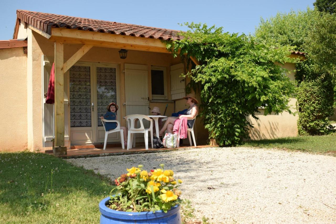 Village De Gites Le Chatenet Thonac Esterno foto