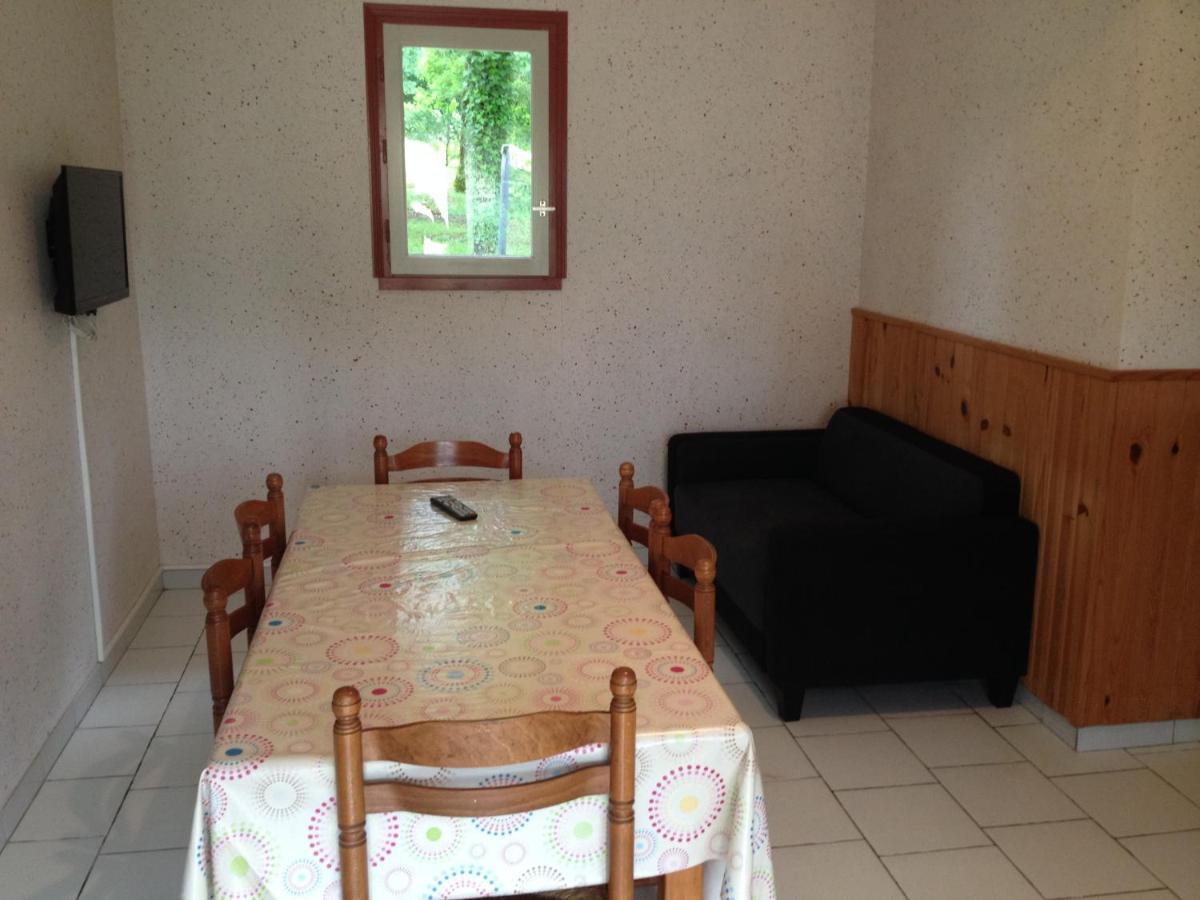 Village De Gites Le Chatenet Thonac Esterno foto