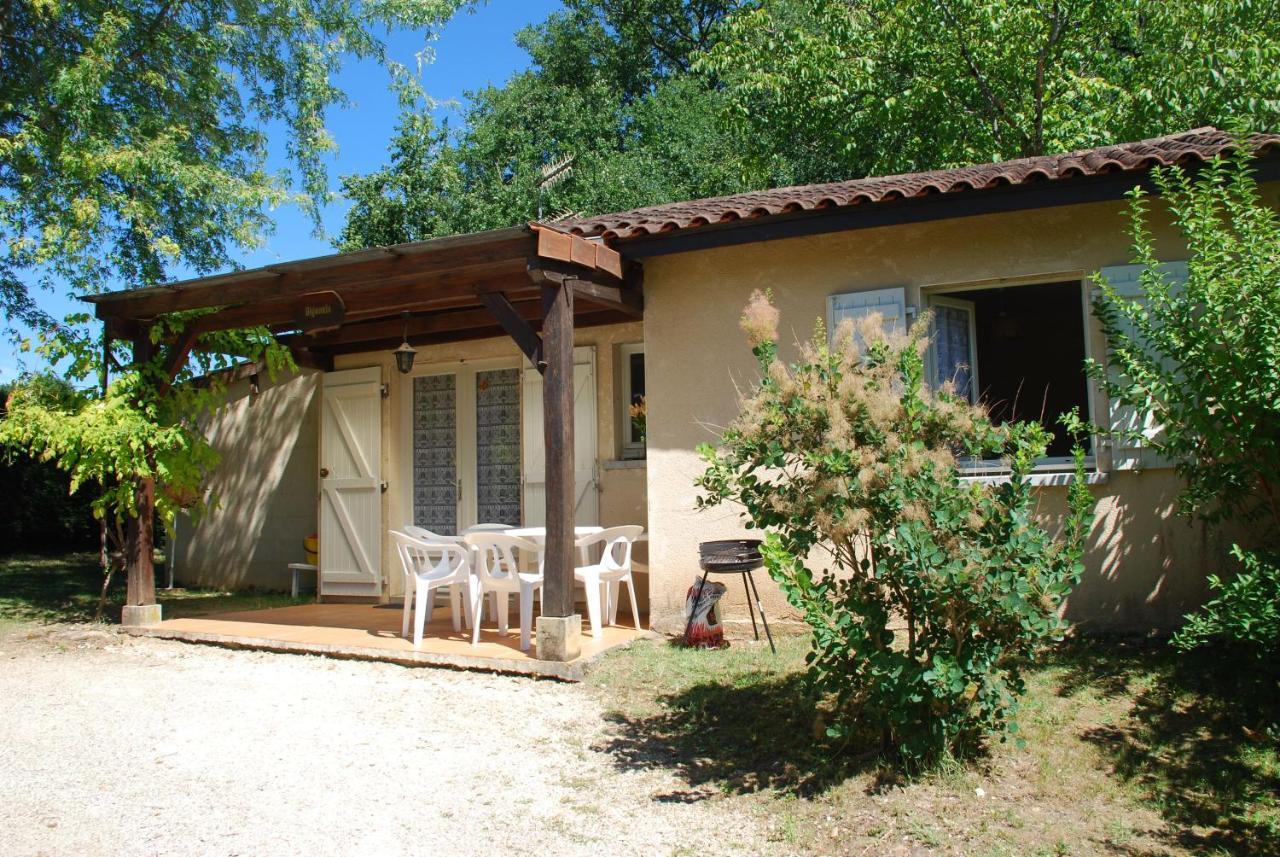 Village De Gites Le Chatenet Thonac Esterno foto