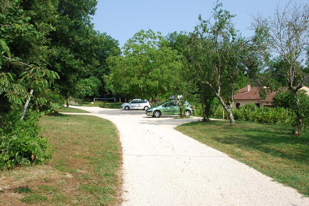 Village De Gites Le Chatenet Thonac Esterno foto
