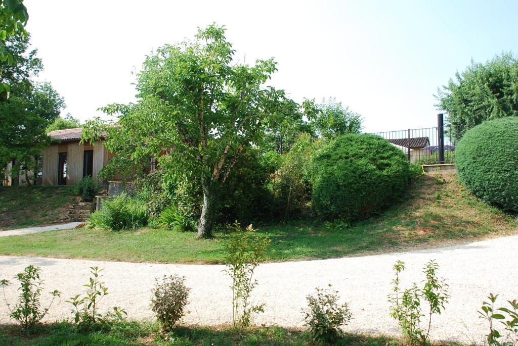Village De Gites Le Chatenet Thonac Esterno foto